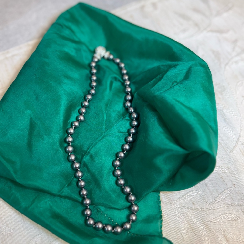 Vintage‎ Nolan Miller Gray Simulated Pearl Necklace 18" Crystal Clasp Signed 7mm